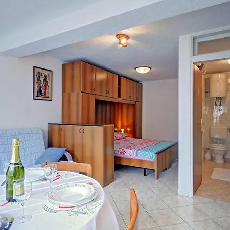 Gostinjska kuća Cozy Alexandra For Relaxed Vacation Pula